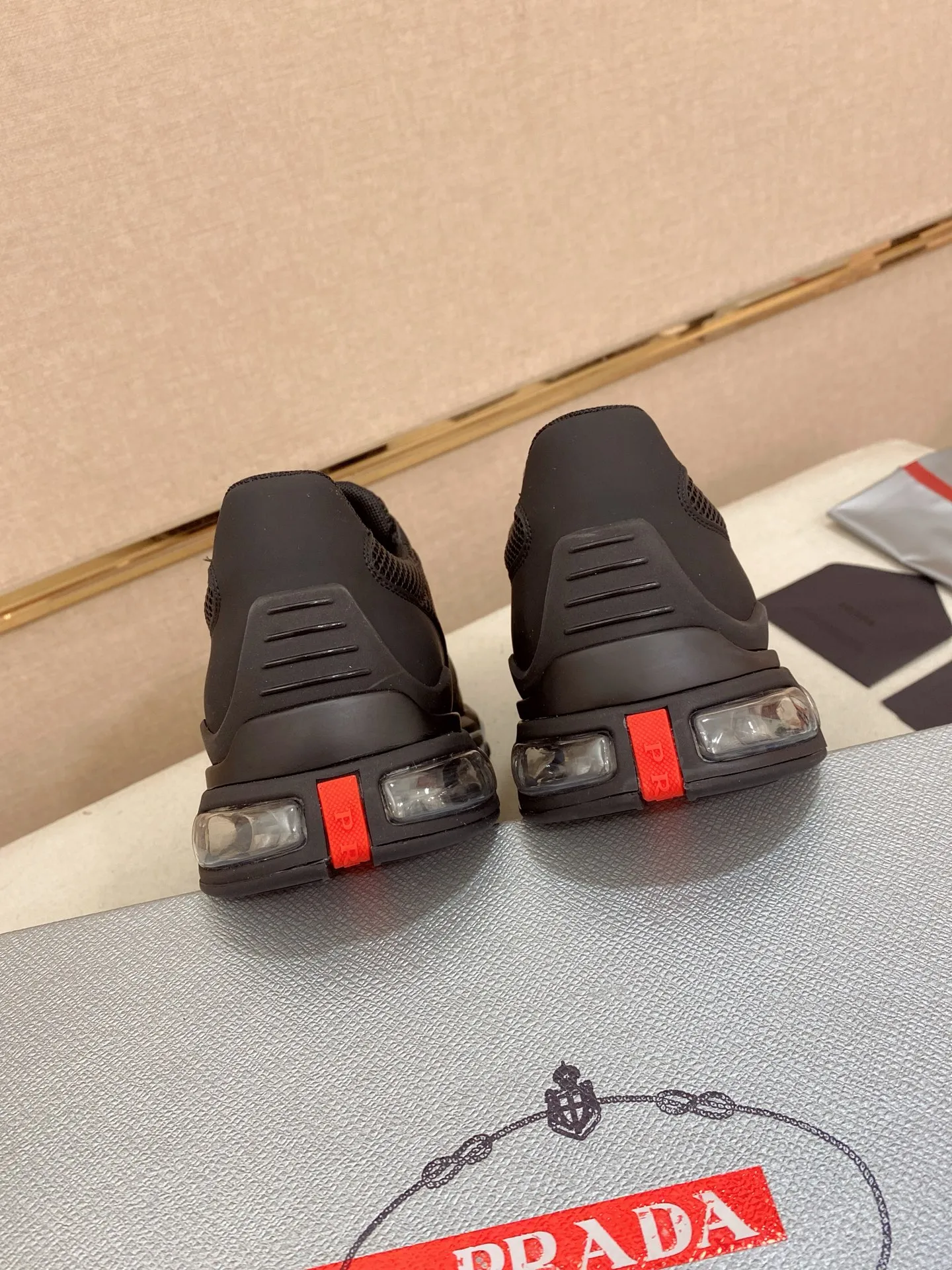 Factory price 660💰 ✔️✔️✔️High version High-quality new PRADA (Prada) counters are on the market at the same time, new men's shoes, 😘fabrics imported first-layer cowhide and mesh fabrics, purely handmade. Lining: Full cowhide lining. 👍🏿 High-end ☄️ air-cushion molded anti-slip rubber outsole, exquisite lines, simple and elegant, comfortable and high-end for leisure travel. Code number: 38 to 45